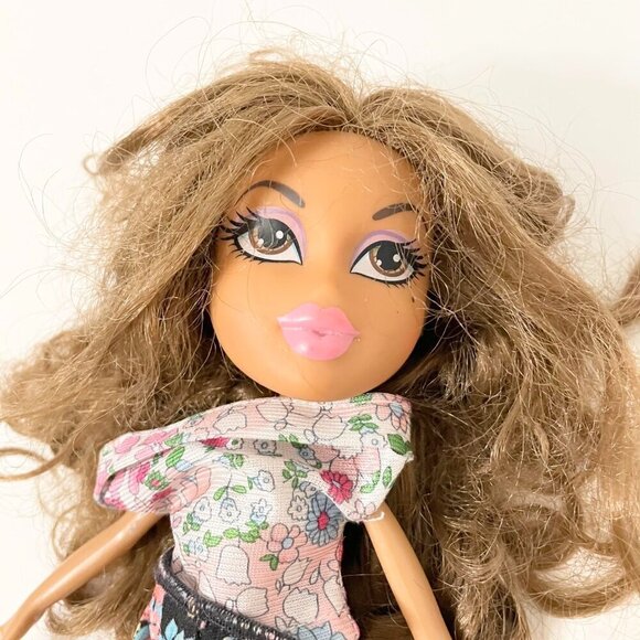 Bratz Yasmin Doll Flaws - Picture 2 of 14
